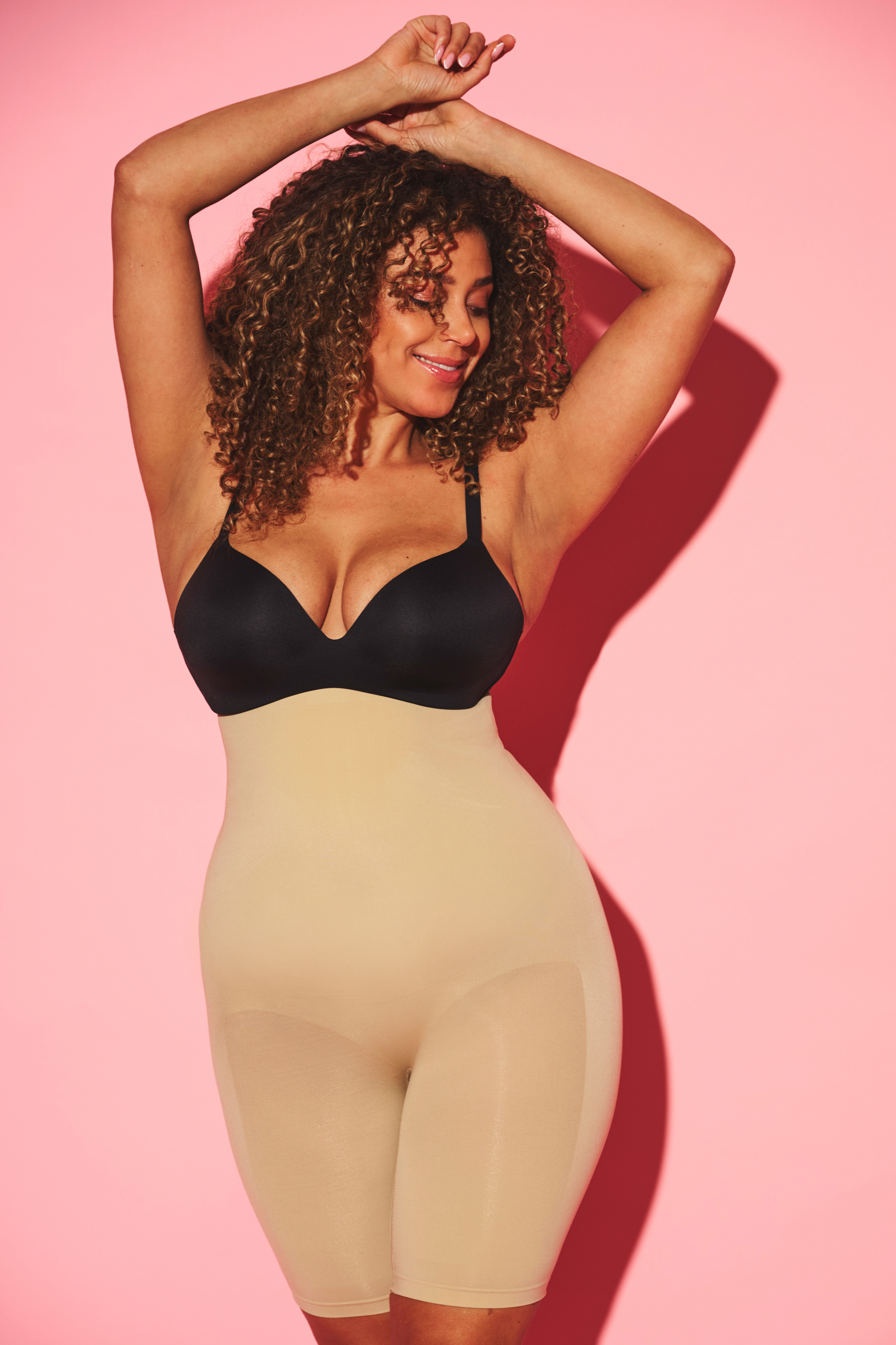 Fitted shaping shorts with anti-slip edge