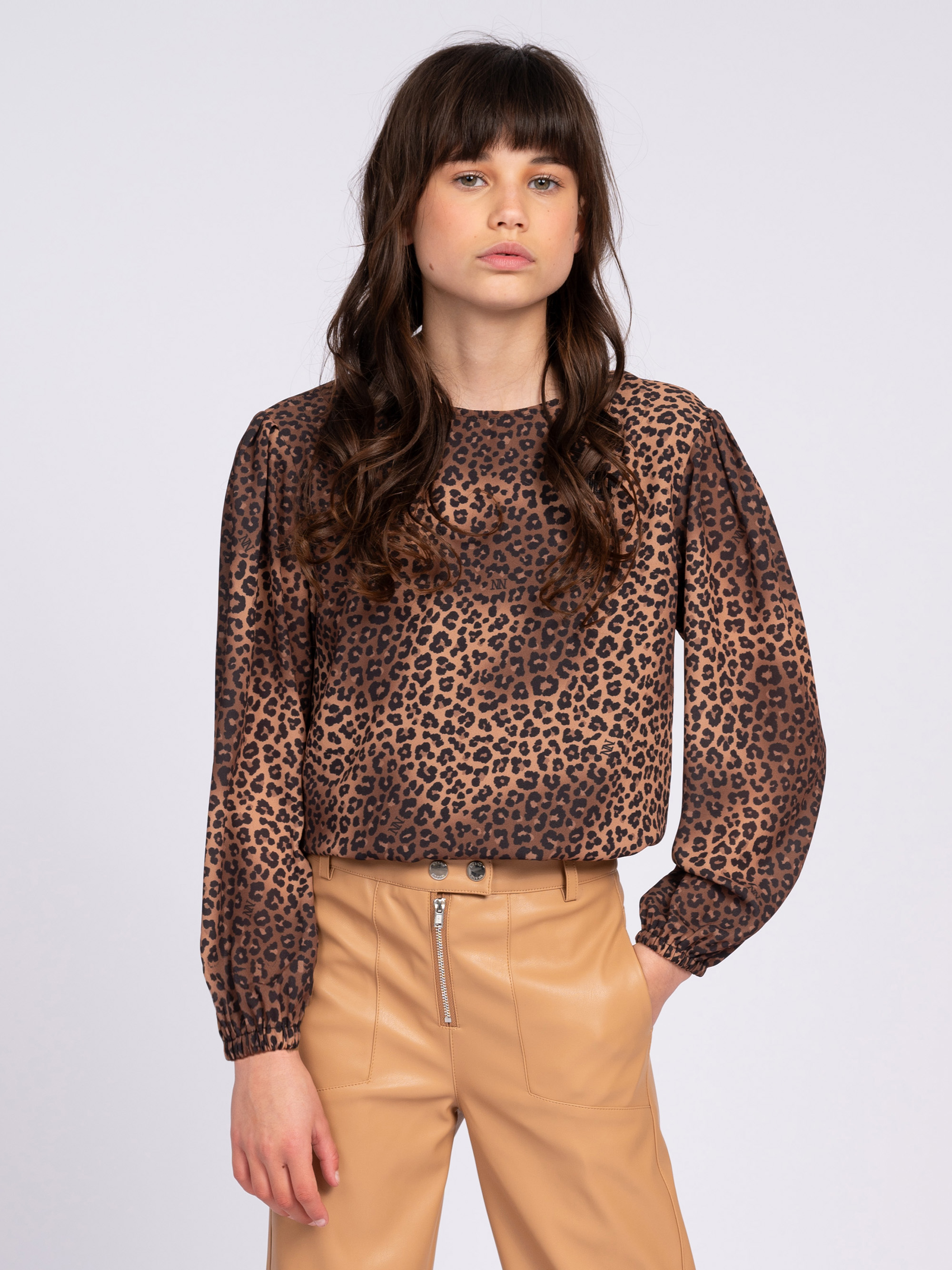 Loose-fitting blouse with leopard print