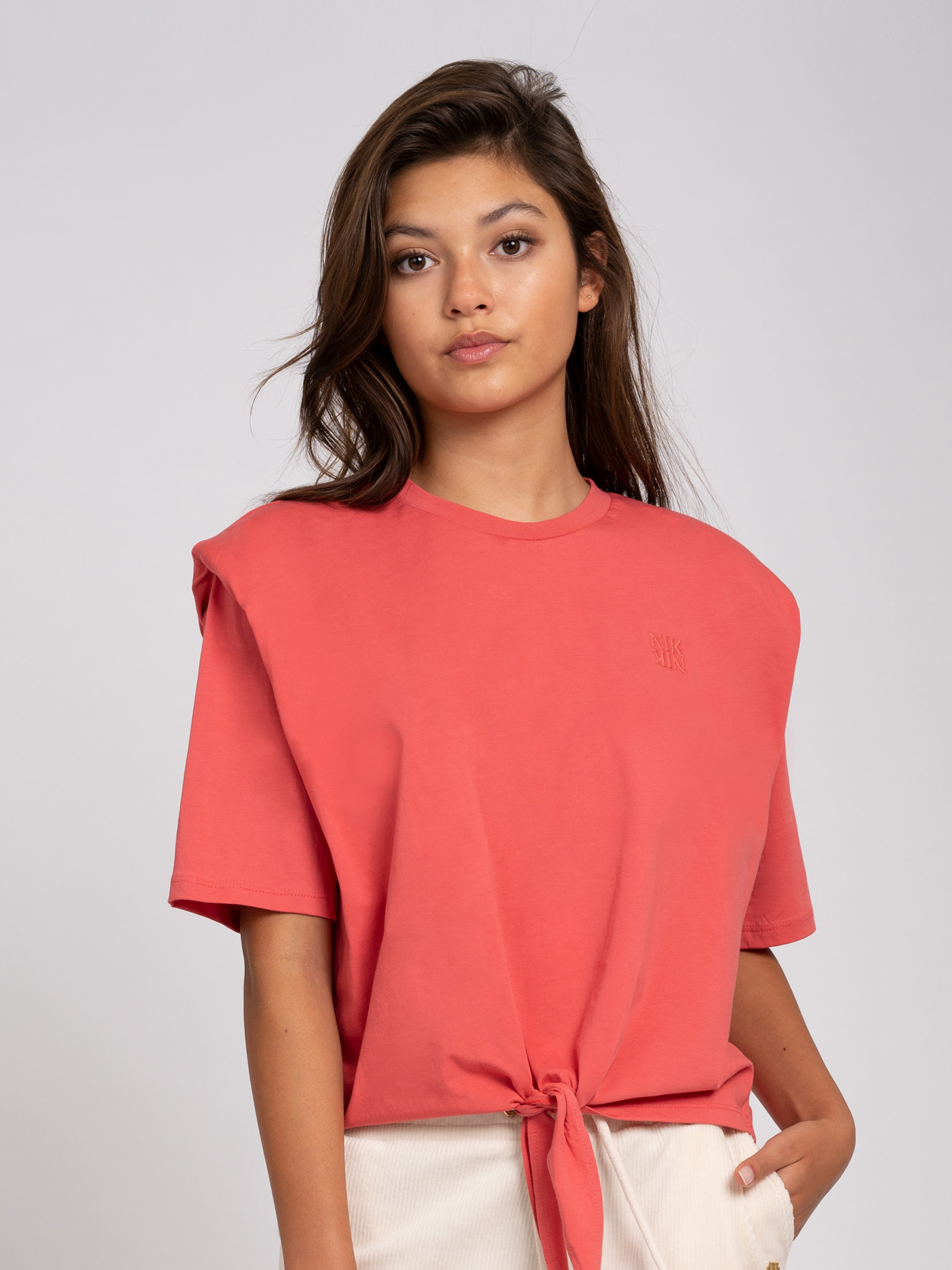 Knotted t-shirt with padded shoulders