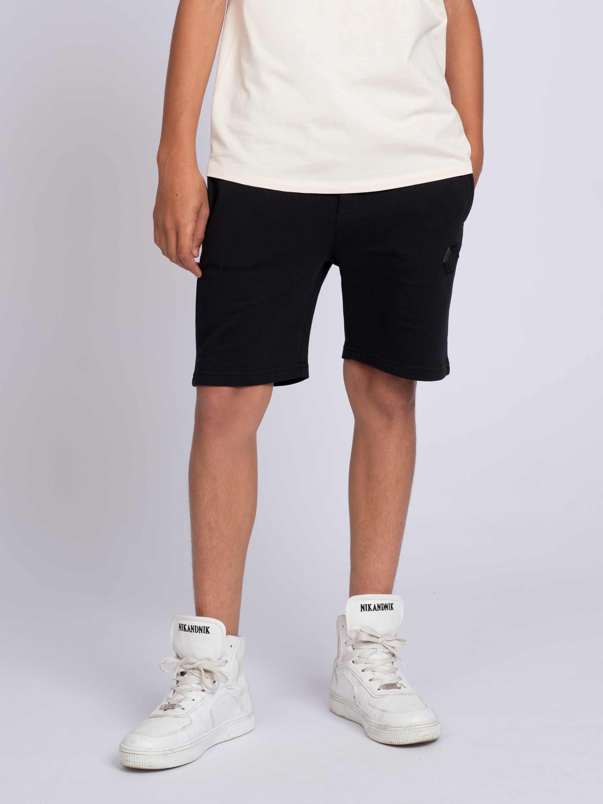 Sweat shorts with elastic waistband and logo patch