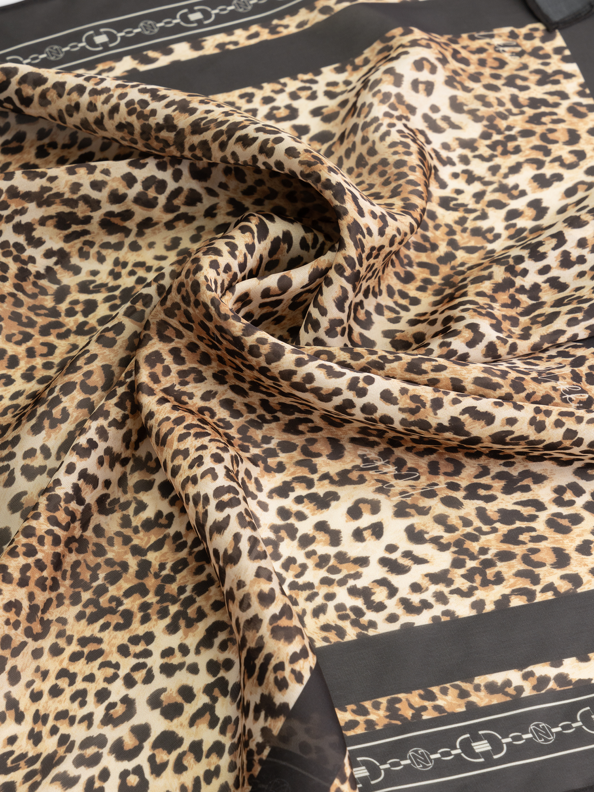 Sjaal met luipaardprint en logo details