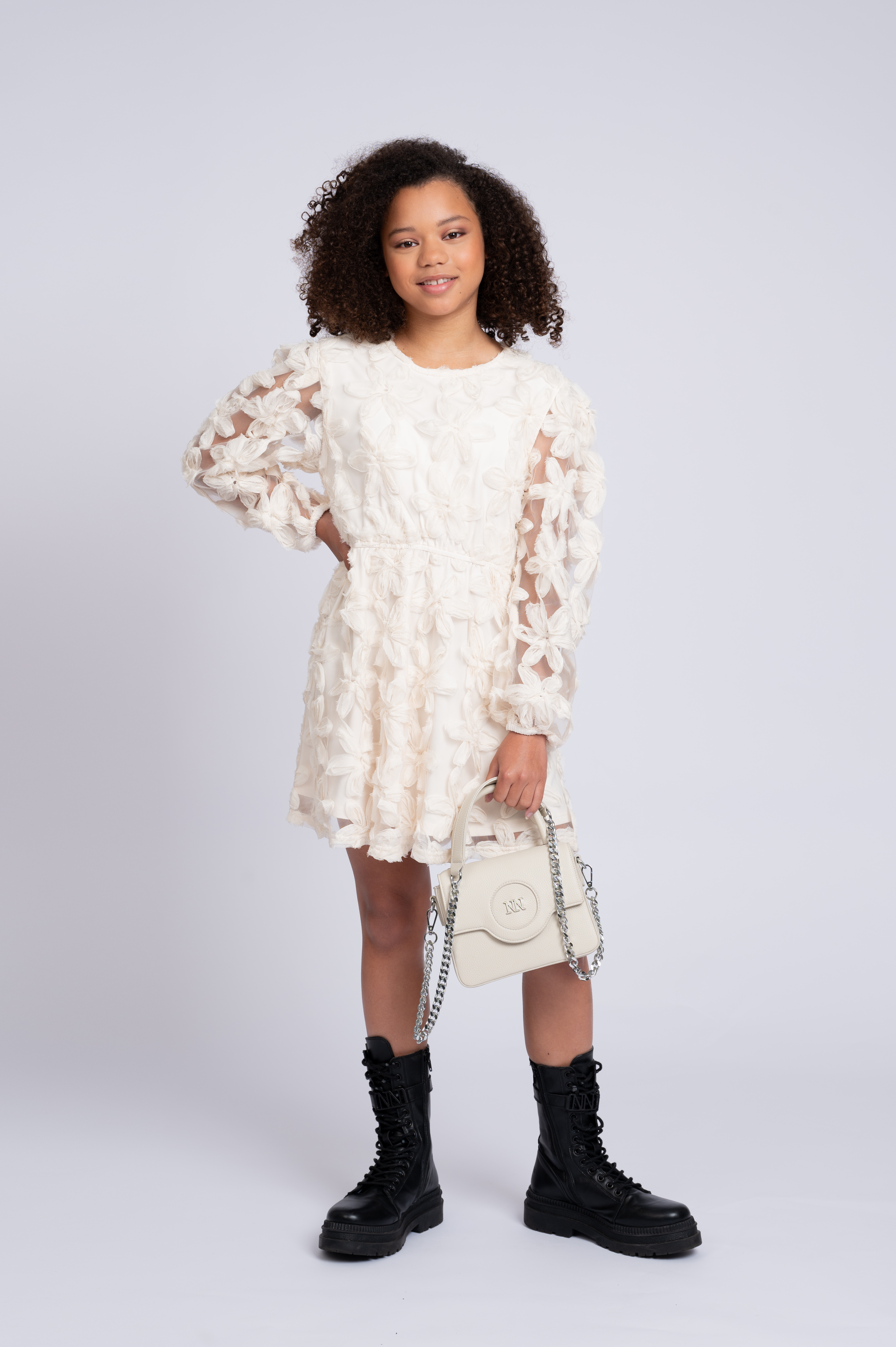 Jurk met geborduurde bloemen en mesh ballonmouwen