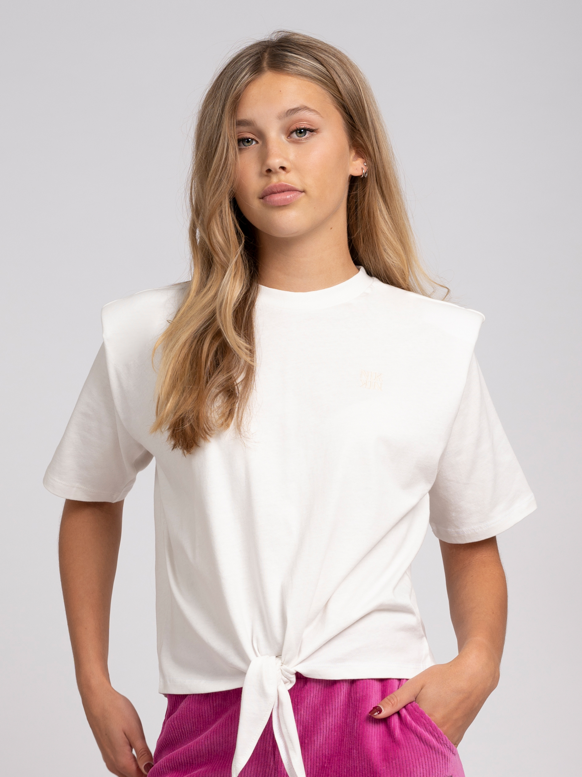 Knotted t-shirt with padded shoulders