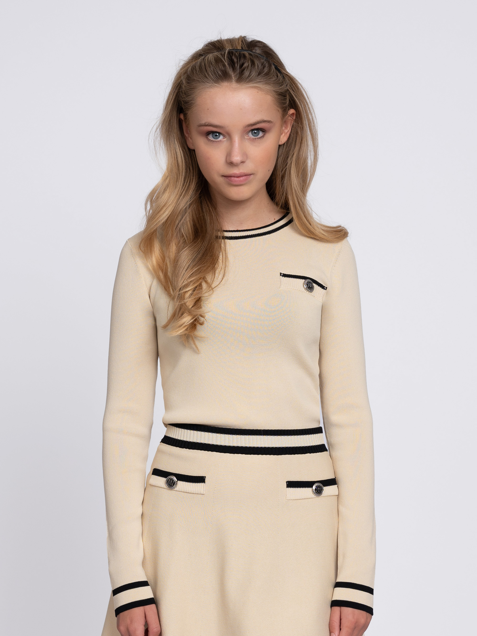 Sweater with black contrasting piping
