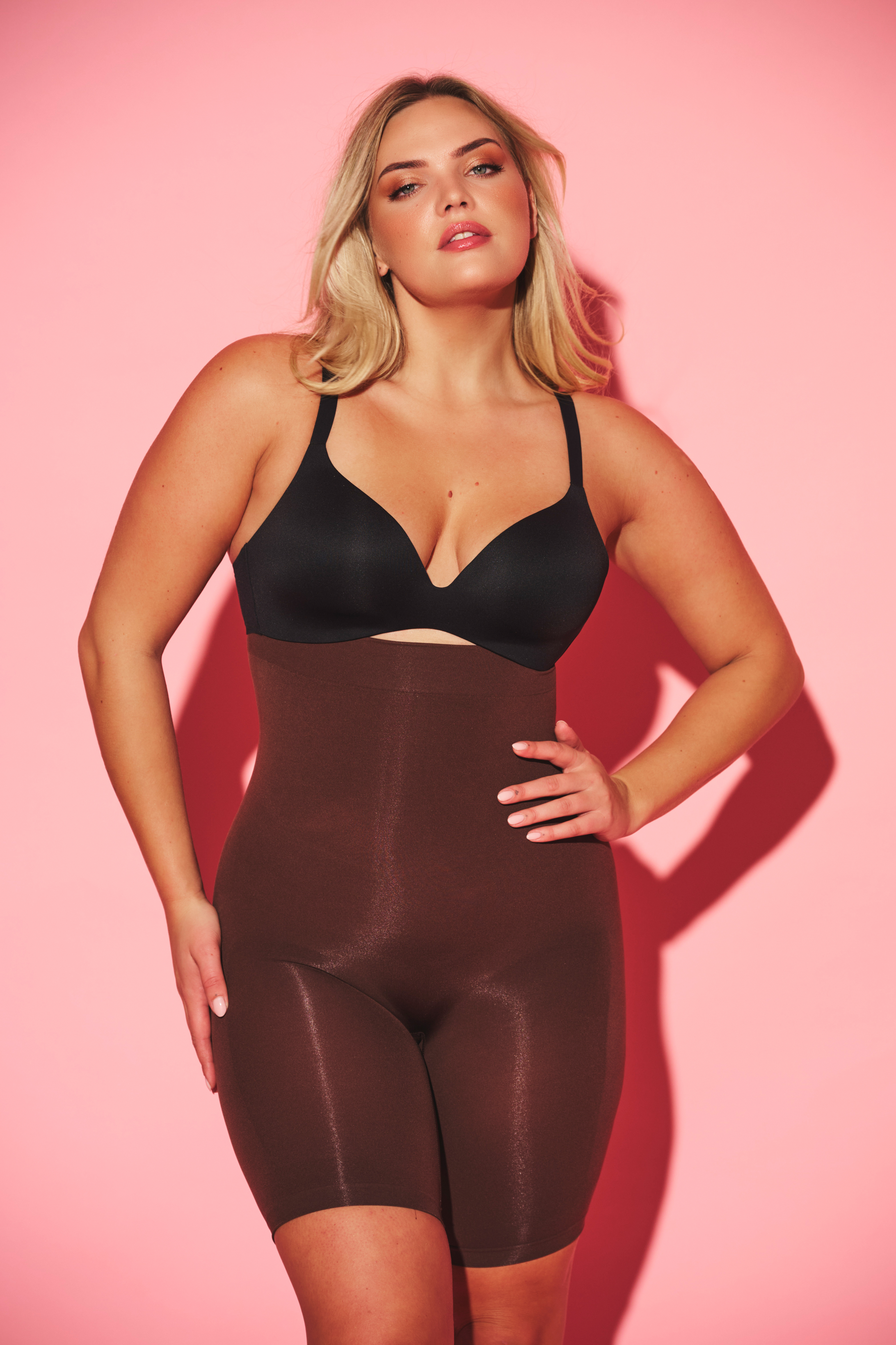 Fitted shaping shorts with anti-slip edge