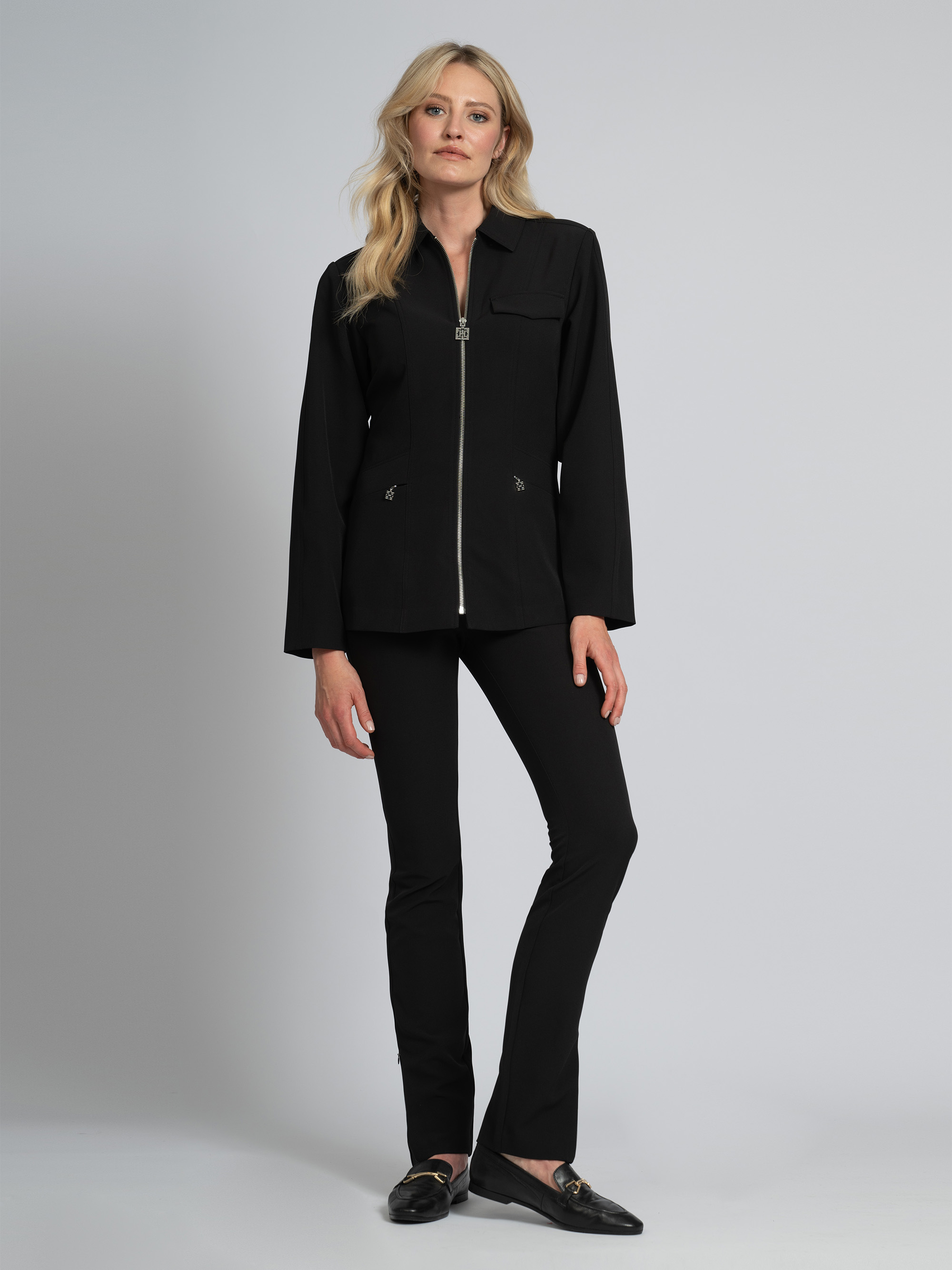 Skinny pants with zipper at the ankles