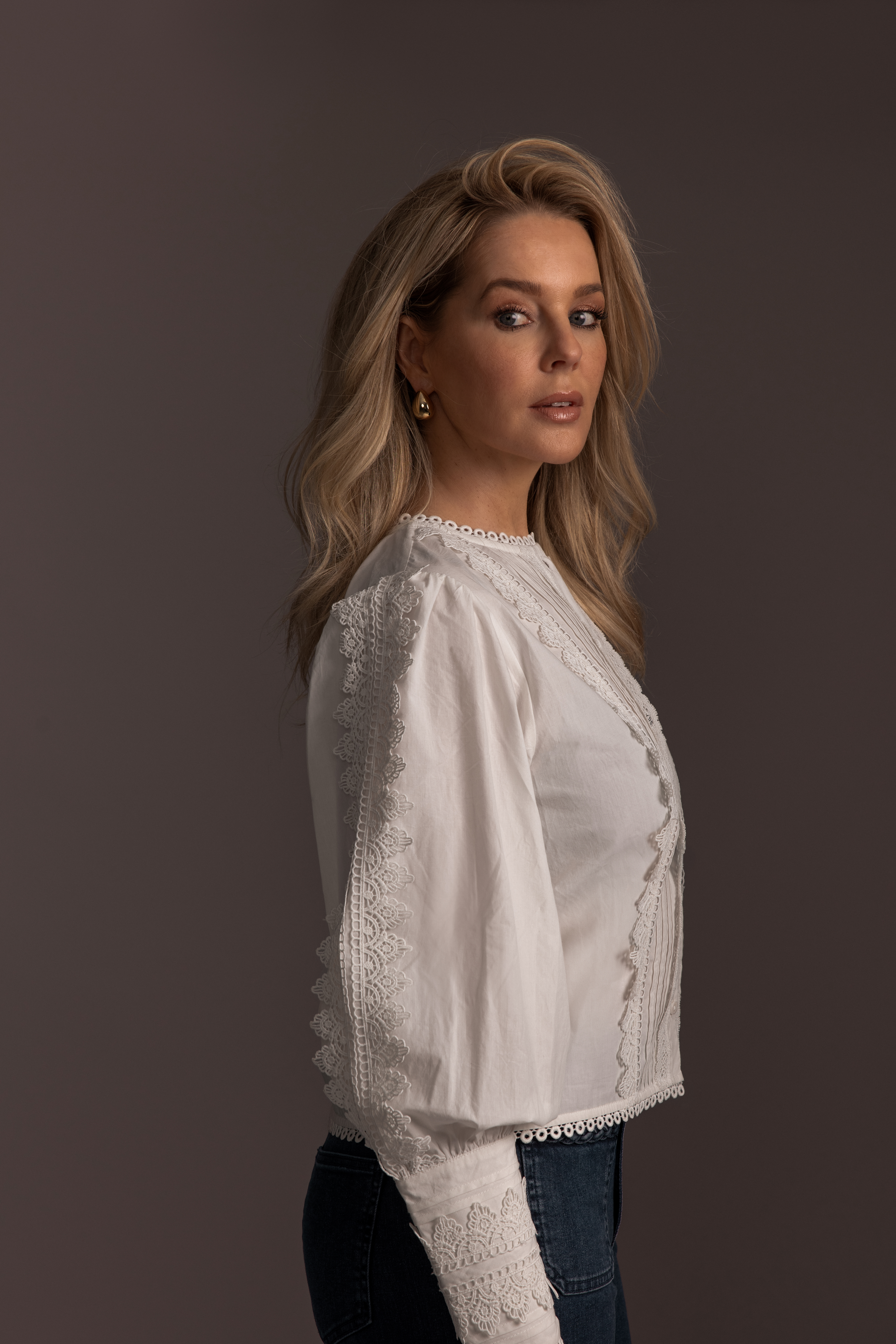 Blouse with brodery and balloon sleeves
