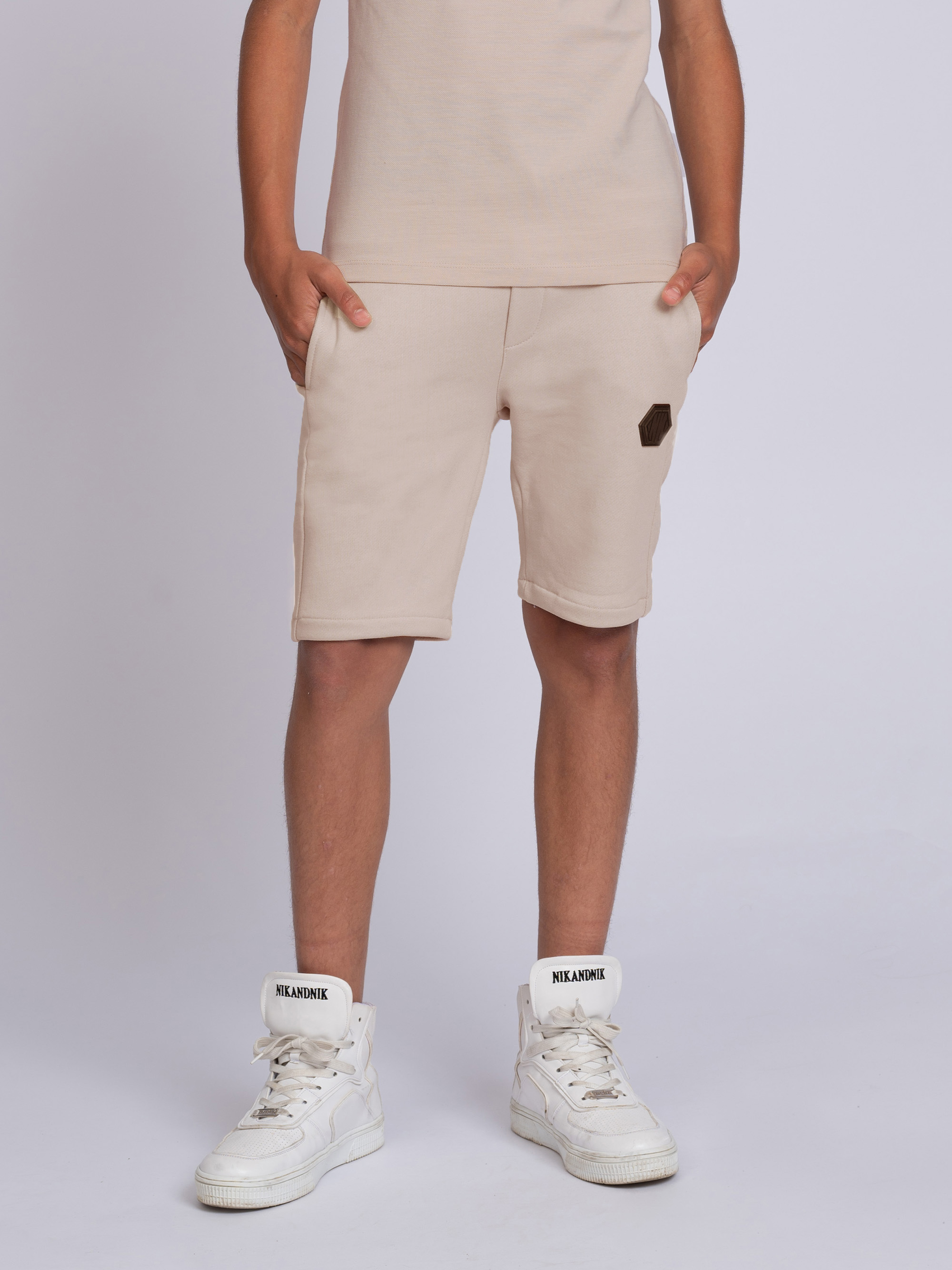 Sweat shorts with elastic waistband and logo patch